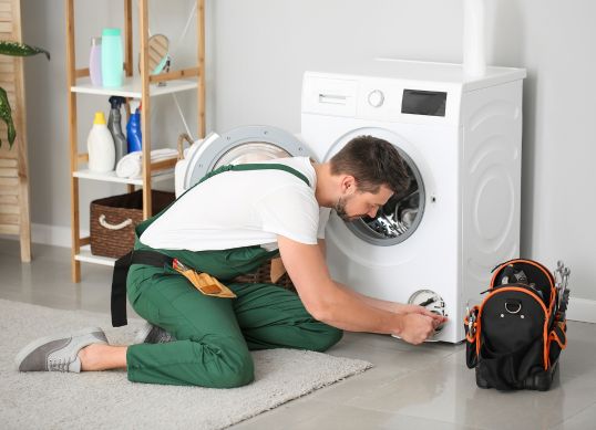 technician-fixing-machine
